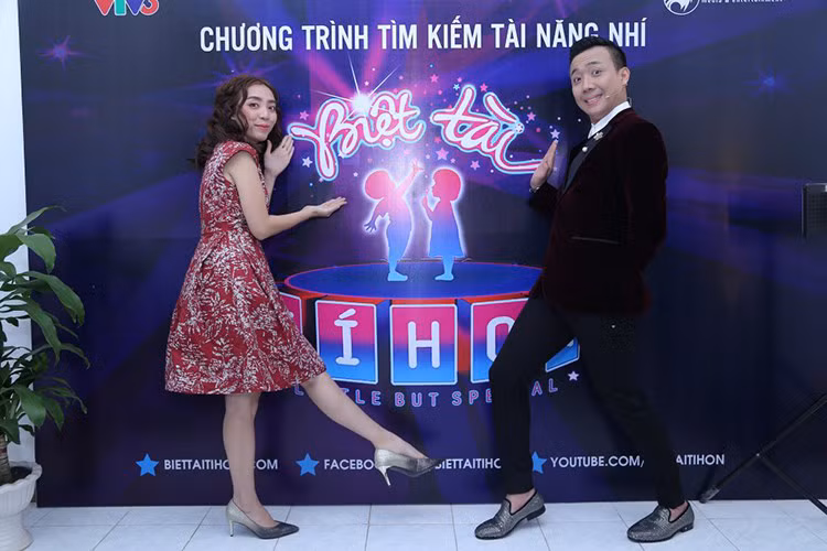 Trên sóng VTV3, ngoài “Đại náo thành Takeshi”, chương trình “Biệt tài tí hon” cũng có sự góp mặt của Trấn Thành. Trong “Biệt tài tí hon”, nam danh hài là một trong những bình luận viên quen thuộc. Ảnh: BTC