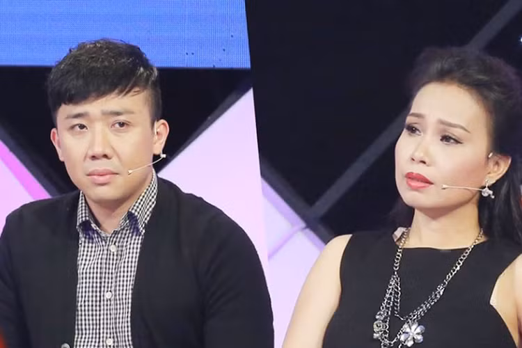 Trong tập 1 “Hát mãi ước mơ”, mặc dù đã tập để kiểm soát bản thân, kìm nén những giọt nước mắt hơn trước nhưng Trấn Thành vẫn rất nghẹn ngào trước hoàn cảnh éo le của những người chơi. Ảnh: BTC