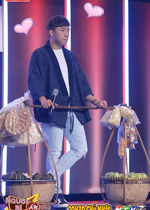 Trấn Thành vốn giữ vai trò người dẫn chương trình liên tục 4 mùa của gameshow “Người bí ẩn” trong khi đội nhà chuyển từ Hoài Linh - Việt Hương sang Vân Sơn - Hồng Đào. Với mùa 4 của chương trình này, Trấn Thành xuất hiện đều đặn vào tối chủ nhật mỗi tuần. Ảnh: Ảnh: Fanpage chương trình