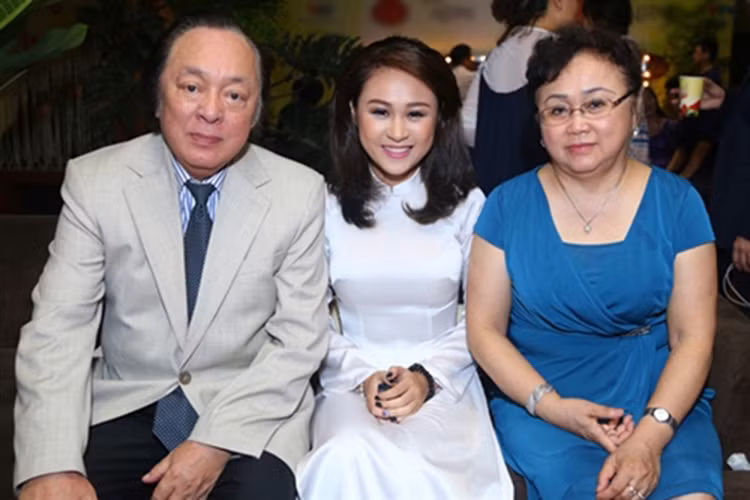 Sau này, nghệ sĩ Trung Kiên tái hôn với NSND Trần Thu Hà. Dù không là bà nội ruột của Thiện Thanh và Quang Đăng nhưng NSND Thu Hà vẫn rất yêu thương 2 người cháu riêng của chồng. Ảnh: Khám Phá
