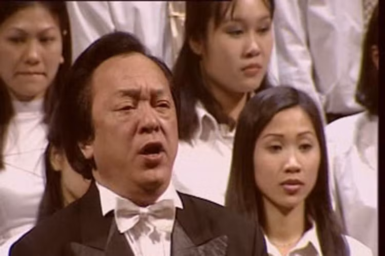  Là ca sĩ đầu tiên hát ca khúc “Đất nước trọn niềm vui” của nhạc sĩ Hoàng Hà, NSND Trung Kiên được xem là người thể hiện thành công nhất bài hát lịch sử này. Nhạc sĩ Hoàng Hà từng hết lời khen ngợi nghệ sĩ Trung Kiên trong buổi thu đầu tiên: “Tình cảm của anh Trung Kiên trong tiếng hát thực sự đã chắp cánh cho bài hát của tôi bay lên”. Ảnh: Lao động