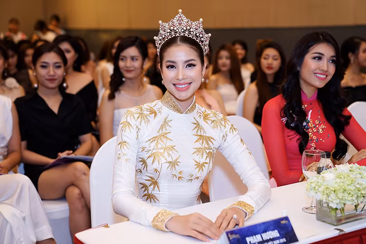 Hoa hậu Hoàn vũ Việt Nam 2015 cũng tiết lộ các hoạt động sắp tới là đồng hành cùng cuộc thi năm 2017 và thực hiện nhiều dự án cộng đồng cùng các kế hoạch khác.