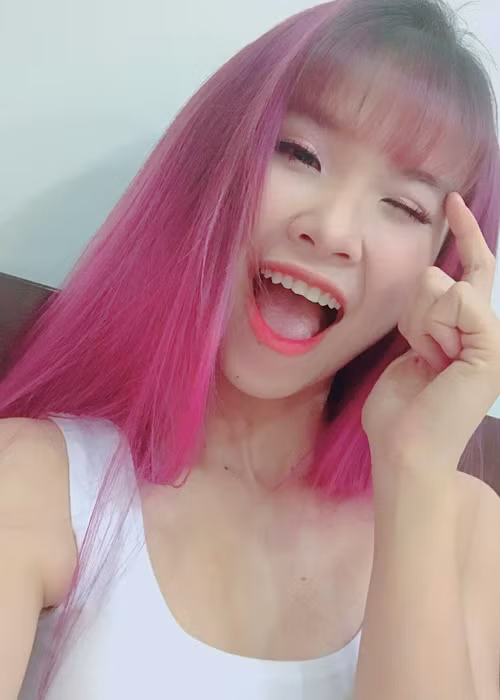 Sau lễ đính hôn với Kelvin Khánh, Khởi My đã nhanh chóng trở lại làm việc. Sáng nay, cô gặp khán giả Trà Vinh còn tối biểu diễn ở Cần Thơ. Ảnh: FBNV