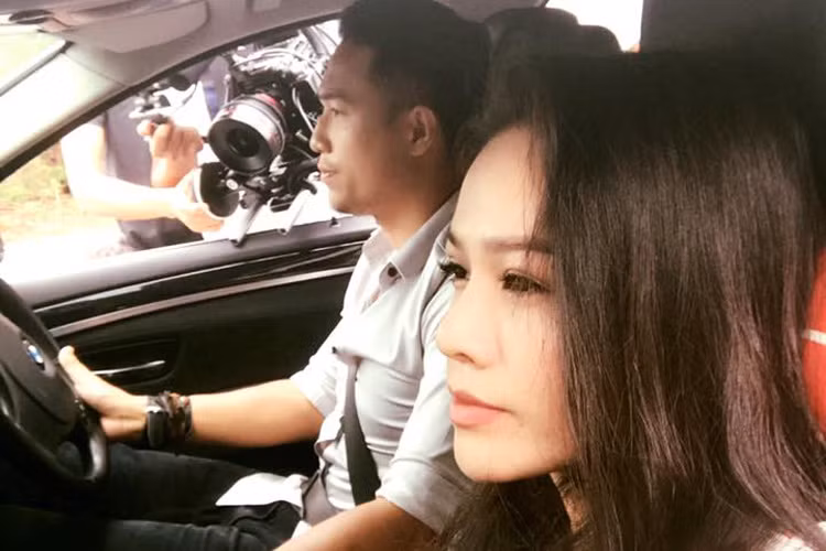 Nhật Kim Anh đang miệt mài trên phim trường. “Đối với tôi không bao giờ biết lễ là ngày gì”, cô chia sẻ. Ảnh: FBNV