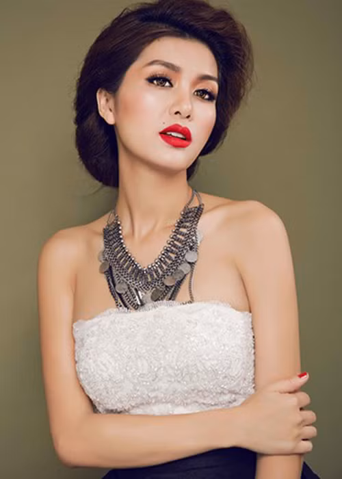 Năm 2015, Oanh Yến đăng quang Hoa hậu Thế giới toàn cầu. Tuy nhiên, vì không được Cục Nghệ thuật Biểu diễn cấp phép, người đẹp phải đóng phạt hành chính 30 triệu đồng. Sau đó, cô liên tục kêu không có tiền để nộp phạt nên bị cấm diễn trên toàn quốc. Ảnh: Tiên Nguyễn