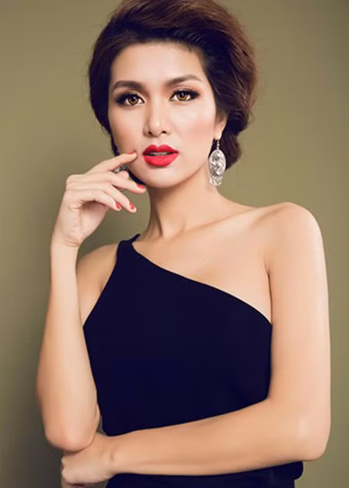 Sau án phạt “thi chui” hoa hậu, Oanh Yến gặp nhiều khó khăn trong cuộc sống. Cuối năm 2015, cô đầu tư vào sản xuất phim điện ảnh nhưng dự án thua lỗ trầm trọng. Sau đó, Oanh Yến tuyên bố phá sản, rút khỏi showbiz. Ảnh: Tiên Nguyễn