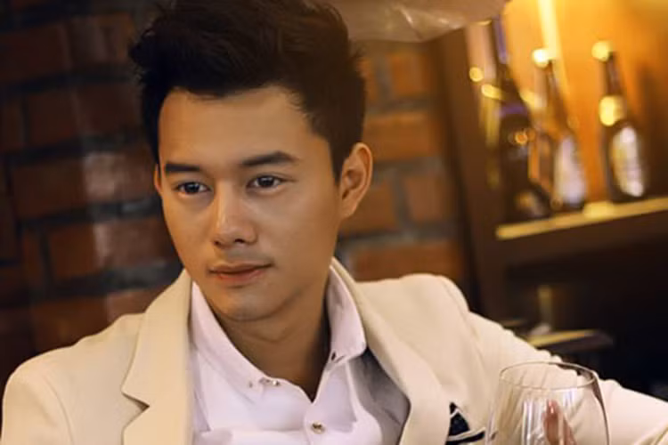 Trong bộ phim “Khi người đàn ông góa vợ bật khóc”, Anh Dũng đảm nhận vai chàng công tử ăn chơi và thích tán gái Bảo Khánh. Đây là vai diễn chính đầu tiên của anh. Ảnh: Dân Việt