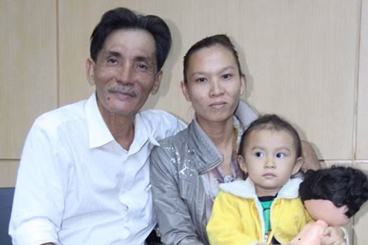 Gắn bó với nghiệp diễn hơn 30 năm, diễn viên Thương Tín vẫn chưa được công nhận danh hiệu nghệ sĩ ưu tú. Trong cuốn hồi ký của mình, Thương Tín chia sẻ, hơn 10 năm trước, anh đã có 6 huy chương vàng tại liên hoan sân khấu kịch toàn quốc. Với anh, đây là gia tài đáng nể để hãnh diện hơn danh hiệu. Ảnh: Gia đình xã hội