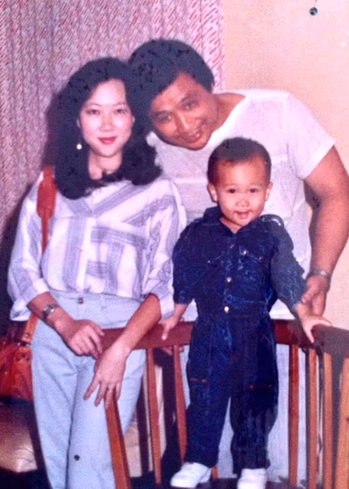 MC Trấn Thành vừa khoe hình ảnh hồi nhỏ bên bố mẹ. Ngoài nhận xét nam danh hài dễ thương, cư dân mạng đặc biệt khen ngợi nhan sắc thời son trẻ của mẹ MC Trấn Thành. Ảnh: FBNV