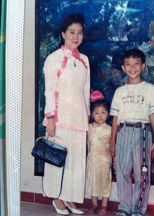 Đấng sinh thành của nam danh hài có khuôn mặt đẹp, lộ rõ vẻ phúc hậu. Trong ảnh, Trấn Thành tươi rói bên mẹ và em gái. Ảnh:Khám Phá
