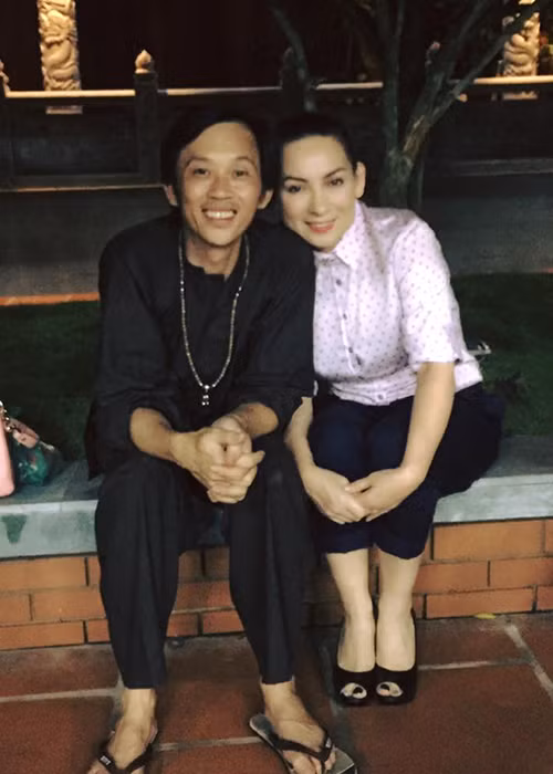 Khác với hình ảnh lộng lẫy trên sân khấu, ở đời thường, nữ ca sĩ Phi Nhung thường xuyên ăn mặc khá giản dị.