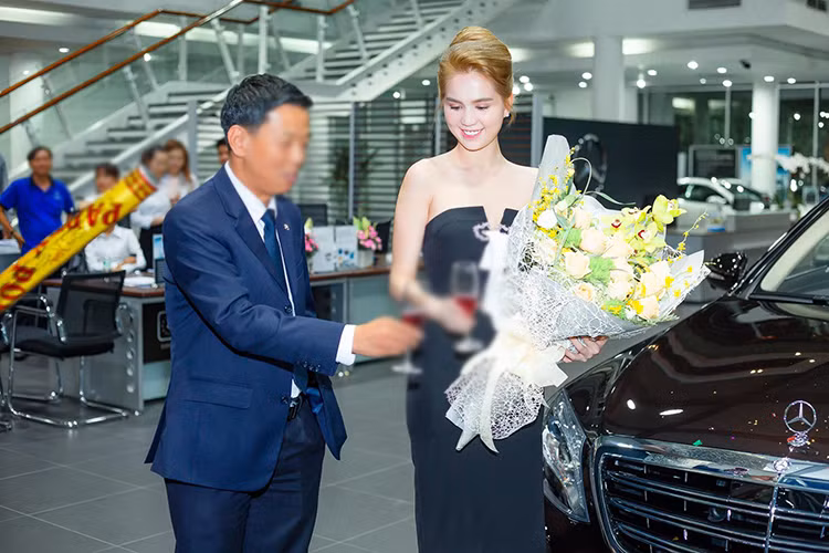 Trong loạt ảnh Ngọc Trinh bên siêu xe 12 tỷ, người đẹp mặc trang phục gợi cảm cùng tông màu với xe. Ảnh: FBNV