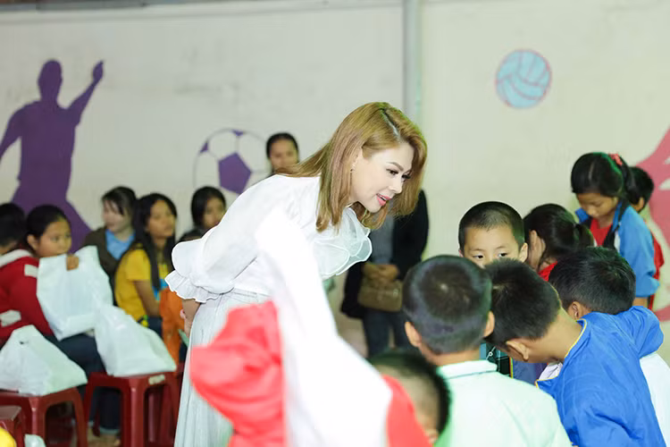 Giọng ca “Búp bê” cũng ân cần hỏi thăm các trẻ em đường phố.