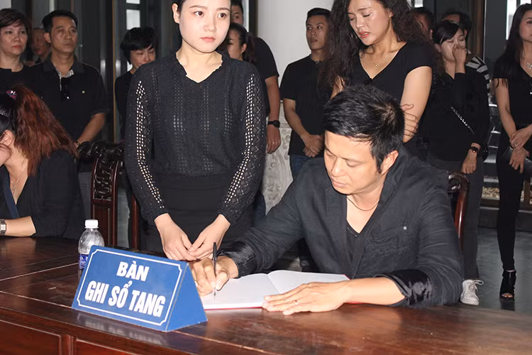 Chiều nay (17/4), nhiều nghệ sĩ Việt đã đến tiễn đưa nghệ sĩ Duy Thanh. Trong ảnh, nữ diễn viên Thu Quỳnh (bên phải) khóc nghẹn trước sự ra đi của bậc tiền bối trong nghề.