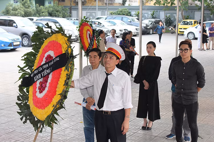 Đoàn làm phim "Lựa chọn cuối cùng", trong đó có diễn viên Chí Nhân có mặt tại tang lễ của nghệ sĩ Duy Thanh. Được biết, "Lựa chọn cuối cùng" là bộ phim cuối cùng của cố nghệ sĩ.
