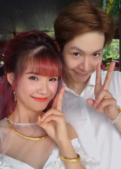 Thông tin từ một người bạn thân cho biết, đám hỏi giữa Khởi My và Kelvin Khánh là có thật, không phải quay MV hay đùa giỡn. Người này cũng tiết lộ cặp đôi sẽ tổ chức đám cưới vào tháng 11 năm nay. Ảnh: FBNV