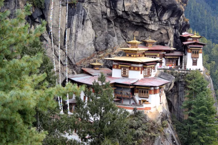 Tu viện Taktsang Palphug nằm trên vách núi dựng đứng tại thung lũng Paro ở Bhutan. Đây là một trong những công trình kiến trúc ấn tượng nhất thế giới.