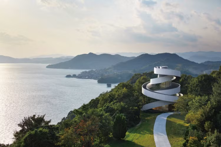 Nhà thờ hình dải lụa mềm mại ở Onomichi, Nhật Bản.