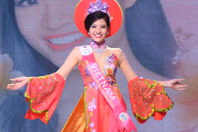 Phan Hoàng Thu từng tham gia cuộc thi Hoa hậu Du lịch Quốc tế 2013. Dù giành giải phụ Hoa hậu Đông Nam Á (Miss Southeast Asia) và lọt top 6 nhưng người đẹp vẫn bị phạt vì không xin phép Cục Nghệ thuật Biểu diễn. Ảnh: Người lao động