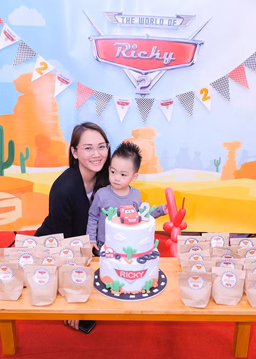 Ngọc Thạch mặc giản dị xuất hiện tiệc đón tuổi mới của con trai được tổ chức ở lớp học. Ảnh: FBNV