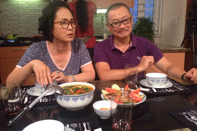 Loat vai phan dien cua bo chong phim “Song chung voi me chong”