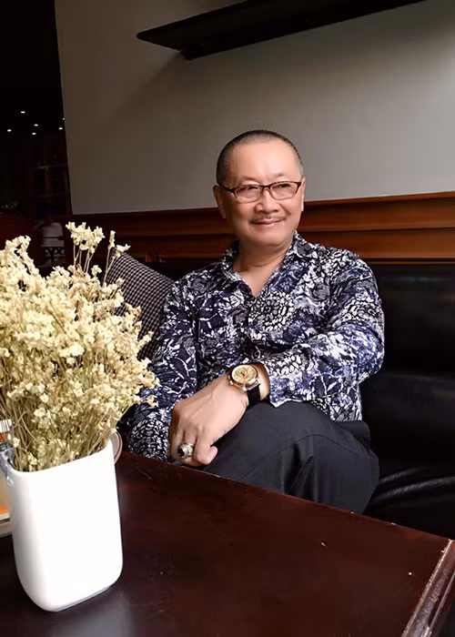 Hiện tại, công việc chính của ông là giảng dạy tại trường Cao đẳng Nghệ thuật Hà Nội. Ngoài ra, nam diễn viên phim "Sống chung với mẹ chồng" còn đang là chủ nhiệm một câu lạc bộ khiêu vũ. Ảnh: FBNV
