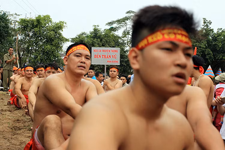 Làng Ngọc Trì có ba mạn là Đường, Đìa, Chợ. Mỗi mạn được cử một đội kéo co đại diện. Đến ngày hội làng, các mạn dâng lễ vật lên thánh tại đền Trấn Vũ rồi mới bước vào thi đấu.