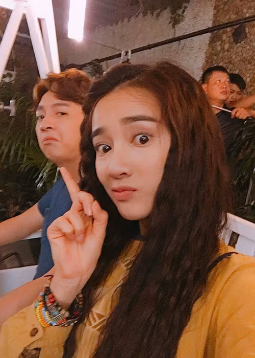 Nhã Phương khoe hình ảnh nhí nhảnh bên Ngô Kiến Huy khi quay chung một bộ phim mới. Ảnh: FBNV