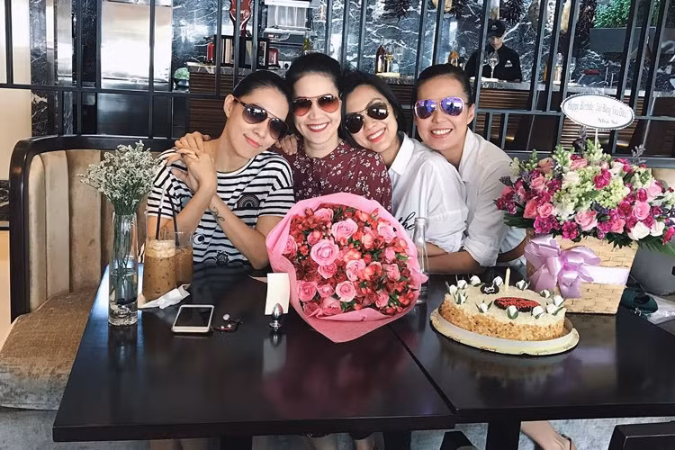 Cách đây ít ngày, Hà Tăng đã đến mừng sinh nhật diễn viên Thân Thúy Hà (thứ 2 bên trái) cùng hội bạn thân. Ảnh: FBNV