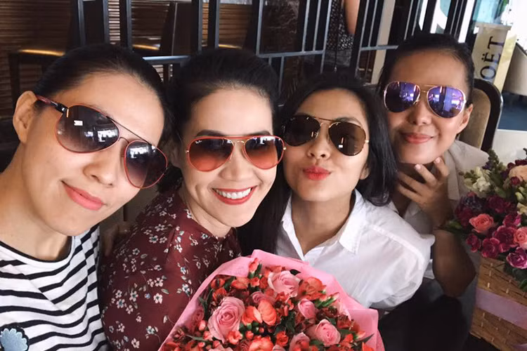 Nữ diễn viên phim “Hương phù sa” khéo léo che đi vòng hai vẫn còn chưa được thon thả sau hơn 1 tháng sinh con. Ảnh: FBNV