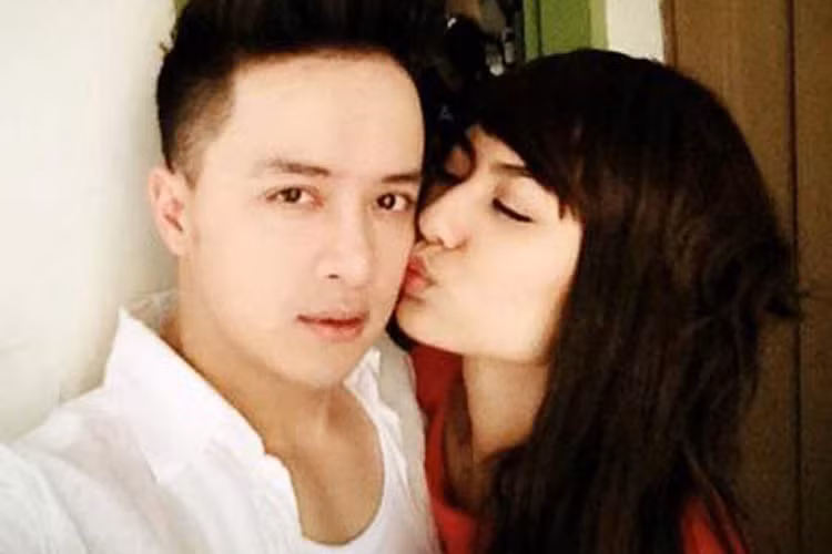 Sau Quế Vân, vào năm 2013, Cao Thái Sơn liên tục khoe ảnh tình cảm bên người mẫu Hồng Quế. Cả hai cùng đi xem phim, cafe. Tuy nhiên, nhiều khán giả cho rằng cả hai dùng chuyện tình cảm để PR cho MV mới của Cao Thái Sơn có sự tham gia của Hồng Quế. Ảnh: Khám Phá