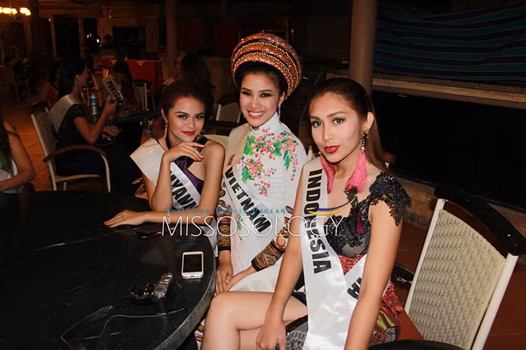 Trong các hoạt động của cuộc thi, Nguyễn Thị Thành thường xuyên hút ống kính của phóng viên thuộc ban tổ chức và chuyên trang sắc đẹp Missosology. Cô luôn giữ được vẻ rạng rỡ và biết cách làm mình nổi bật. Tại một số sự kiện, Nguyễn Thị Thành đã chọn mặc áo dài truyền thống để gây chú ý. Ảnh: Missosology