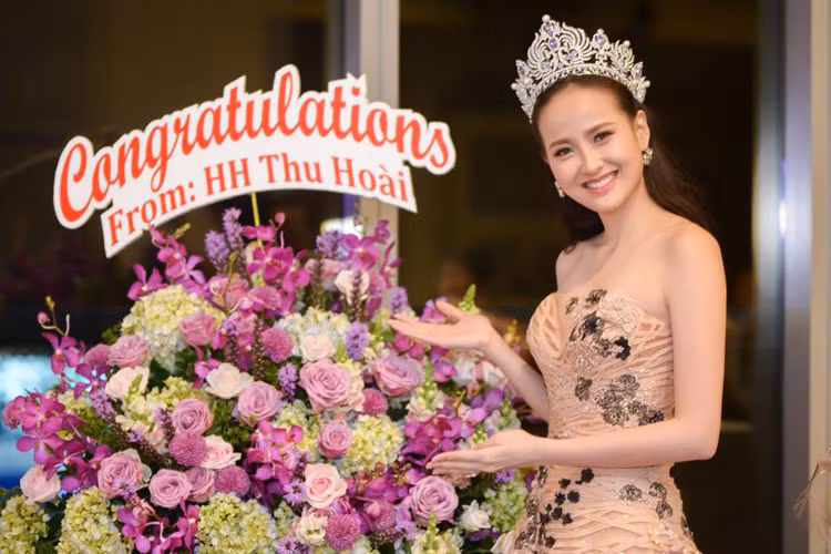 Khánh Ngân cũng là học trò của Phạm Hương tại The Face 2016. Được huấn luyện viên chọn vào chung kết The Face 2016, Khánh Ngân giành danh hiệu á quân. Trước khi cuộc thi còn chưa kết thúc, cô vốn đã nhận được những hợp đồng đại diện hình ảnh trị giá hàng tỷ đồng nhờ gương mặt đẹp, thân hình thon gọn và làn da trắng. Ảnh: FBNV