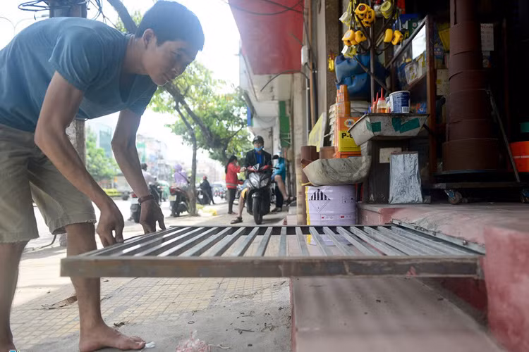 Thấy bất cập từ việc lấn chiếm vỉa hè, nhà ông Lê Mạnh Đức ở đường Cộng Hòa chế tạo những chiếc cầu dắt xe di động, tiện lợi.
