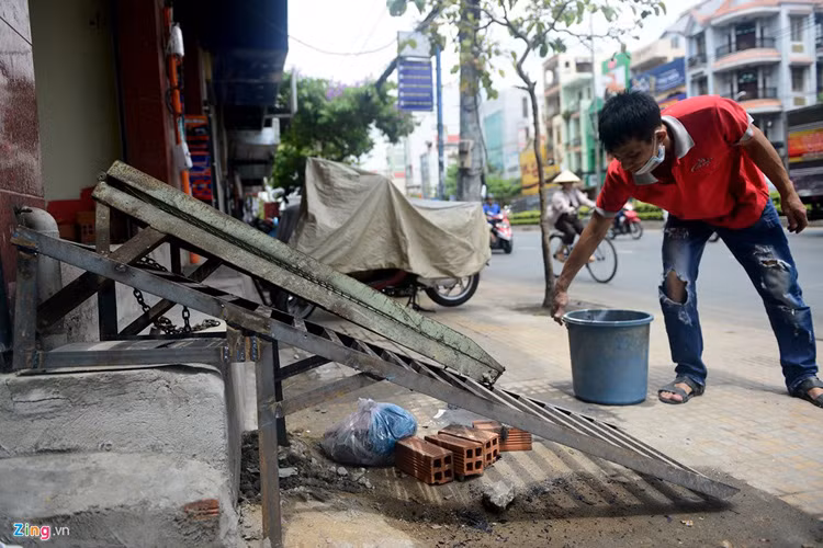Những chiếc cầu dắt xe này được thiết kế cố định, nằm chình ình, chiếm một phần vỉa hè từ sáng đến tối.