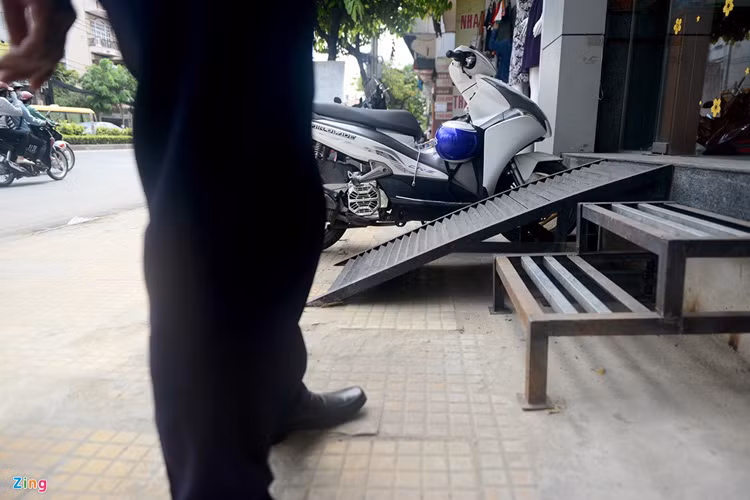 Nơi đây còn xuất hiện cả bậc tam cấp mới hàn. Một nhân viên bảo vệ cửa hàng cho biết buổi sáng hàng ngày ông mang ra, đến tối phải cất vào để tránh mất trộm.