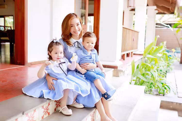 2 lần tuyên bố có con của Elly Trần khiến người hâm mộ ngỡ ngàng bởi cô giấu chuyện mang thai quá khéo. Hiện tại, hai thiên thần nhỏ nhà hot girl đều được nhiều cư dân mạng yêu mến. Ảnh: FBNV