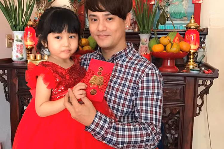 Ưng Đại Vệ tiết lộ anh và mẹ của bé Mỹ Phụng đến với nhau vào năm 2010 nhưng chia tay vào năm 2011 khi con gái chào đời. Giấu kín việc kết hôn, ly hôn và có con trong suốt những năm qua nên khi công khai nam ca sĩ gây bất ngờ. Ảnh: FBNV