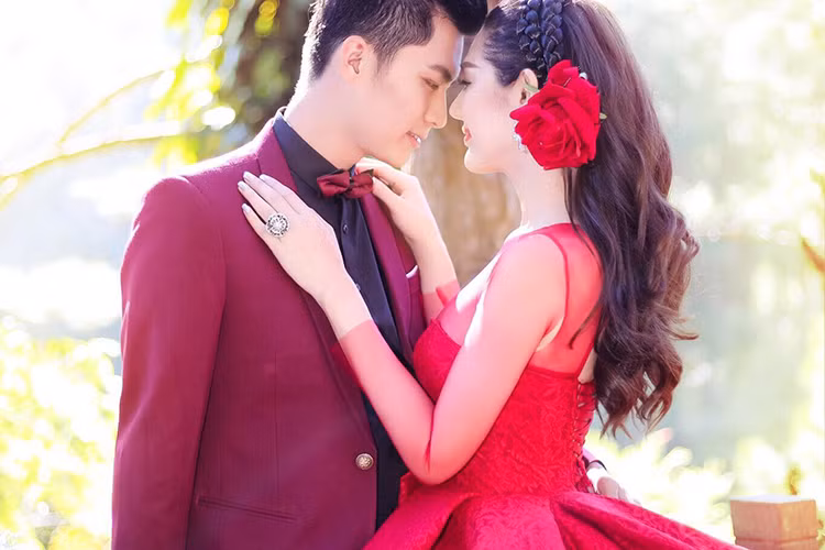 Mới đây, Lâm Khánh Chi tiết lộ sắp lên xe hoa. Chồng sắp cưới của cô sinh năm 1985, quê ở Nam Định. Anh hiện đang làm kinh doanh ở Sài Gòn. Cả hai dự định sẽ làm đám cưới vào tháng 11/2017 tại Sài Gòn và Nam Định. Mới đây, Lâm Khánh Chi và hôn phu cũng đã chụp ảnh cưới ở Đà Lạt. Ảnh: FBNV