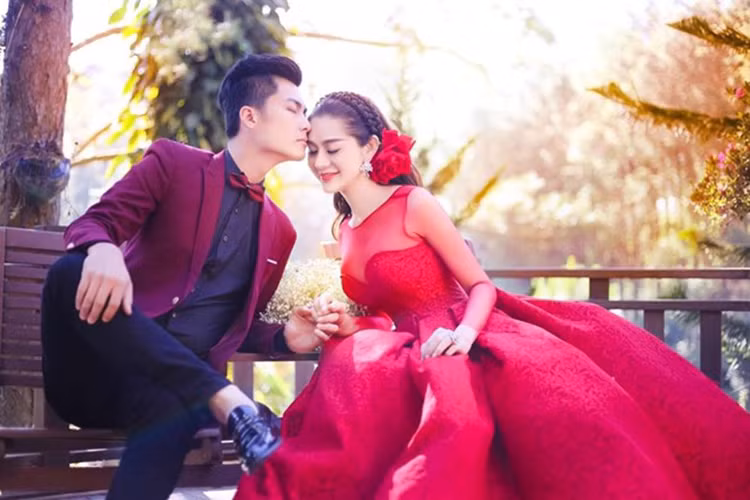 Theo lời Lâm Khánh Chi, cô đã về ra mắt nhà chồng sắp cưới và nhận được sự ủng hộ của gia đình. Nữ ca sĩ chuyển giới cho rằng cô và hôn phu có khoảnh cách tuổi tác khá lớn như cả hai đều đã trưởng thành, đến tuổi lập gia đình. Trước đó, Lâm Khánh Chi từng 2 lần cưới hụt. Ảnh: Zing