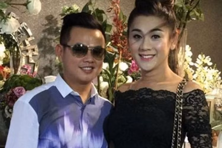 Sau thời gian dài lẻ bóng, nữ ca sĩ chuyển giới bất ngờ tiết lộ về tình mới vào tháng 8/2015. Lâm Khánh Chi cho biết, bạn trai của cô là Việt kiều Mỹ tên Kenny Thắng. Cả hai từng hẹn hò trước khi cô làm ca sĩ. Lúc đó, cả hai rất yêu nhau nhưng kể từ bạn trai sang Mỹ, mối quan hệ rạn nứt và sau đó mất liên lạc. Ảnh: Công Luận
