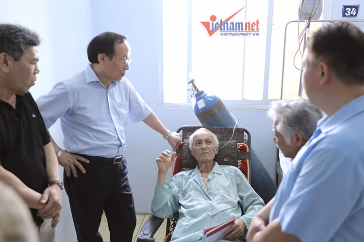 NSND Tiến Thọ (thứ 2 bên trái) và NSƯT Lê Chức (tóc bạc) cũng đã vào bệnh viện thăm diễn viên Duy Thanh trước khi ông qua đời. Ảnh: Vietnamnet
