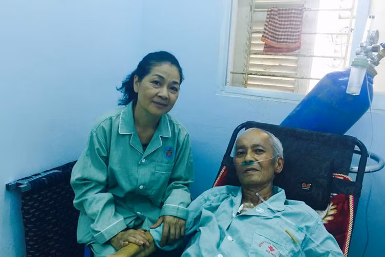 Trong những ngày cuối đời, nghệ sĩ Duy Thanh cũng được gặp lại những nghệ sĩ từng đóng phim chung. Trong ảnh, diễn viên Minh Phương đến hỏi thăm sức khỏe nghệ sĩ Duy Thanh. Cả hai từng hợp tác trong phim "Đất và người". Ảnh: FBNV