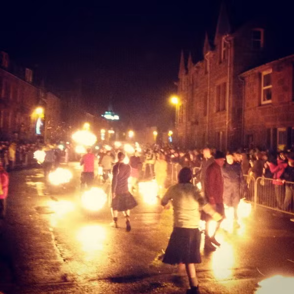 Vào mỗi dịp năm mới, người dân ở Stonehaven, Scotland đều tổ chức một lễ hội diễu hành lớn, trong đó, tất cả mọi người đều mặc váy ngắn và cầm một quả cầu lửa khổng lồ.