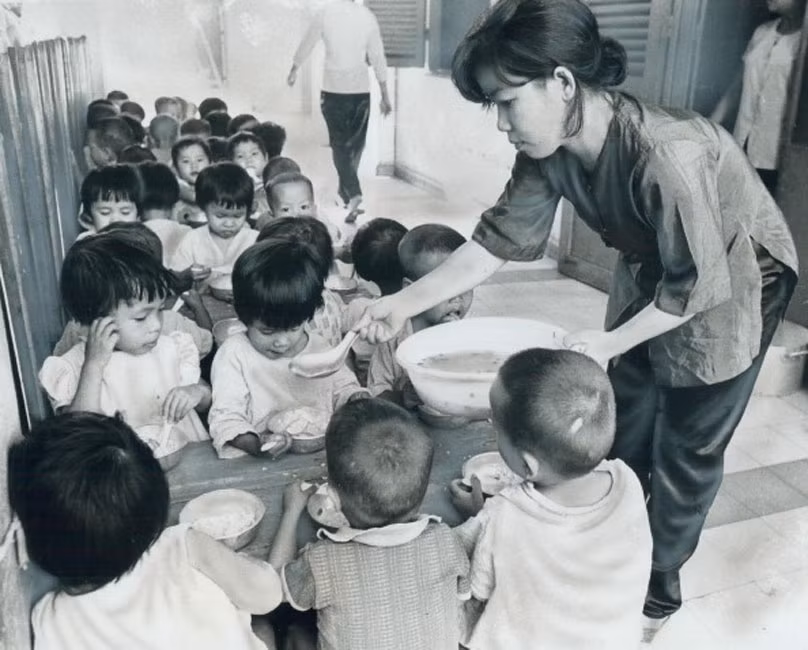 Học sinh trường dòng Montessori tham gia chăm sóc trẻ em mồ côi tại cô nhi viện Gò Vấp.