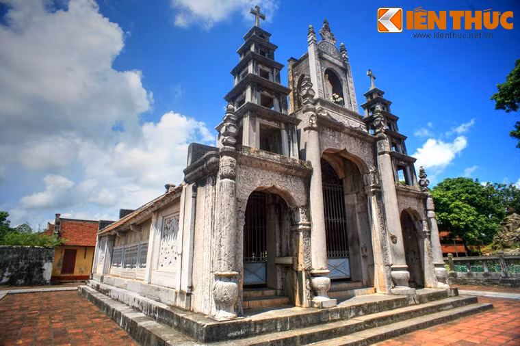 Nhà thờ này có tên nguyên thủy là Nhà nguyện Trái tim Vô nhiễm nguyên tội Đức Mẹ, được xây dựng từ năm 1883.