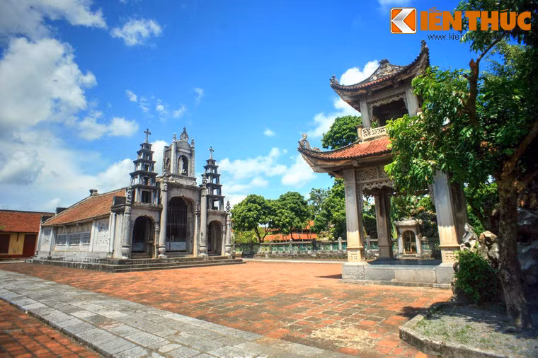 Quần thể nhà thờ Phát Diệm nổi tiếng của Ninh Bình gồm 1 nhà thờ lớn và 5 nhà thờ nhỏ, trong đó có một nhà thờ được xây dựng hoàn toàn bằng đá tự nhiên vô cùng độc đáo.