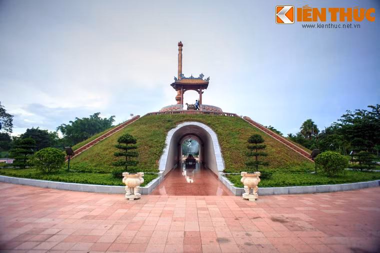 Trong thập niên 1990, tỉnh Quảng Trị cho tôn tạo lại thành để làm di tích. Ngay trung tâm thành được xây một đài tưởng niệm ghi dấu ấn 81 ngày đêm năm 1972. Ảnh: Đài tưởng niệm bên trong thành.