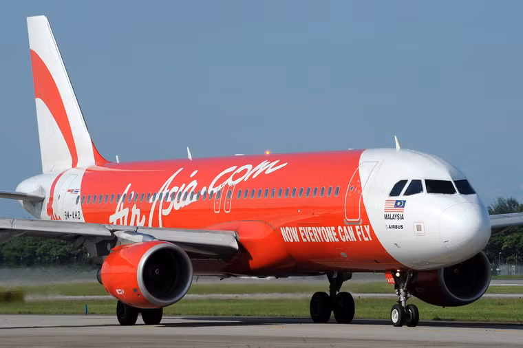 Năm 2003, Air Asia đã mở một trung tâm thứ hai tại sân bay quốc tế Senai ở Johor Bahru, gần Singapore và mở chuyến bay quốc tế đầu tiên đến Bangkok. Sự kiện này mở đường cho hàng loạt tuyến bay quốc tế đến các nước Đông Nam Á những năm tiếp theo.