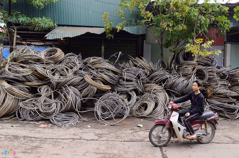"Chúng tôi phải đóng cửa vì sau sự cố kinh hoàng này ai cũng sợ", một chủ xưởng cơ khí nói.